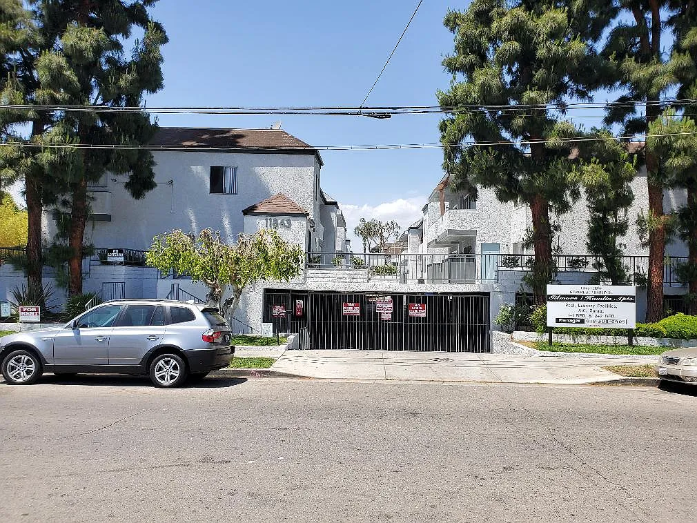 Gilmore/Hamlin Apartments — Photo 3