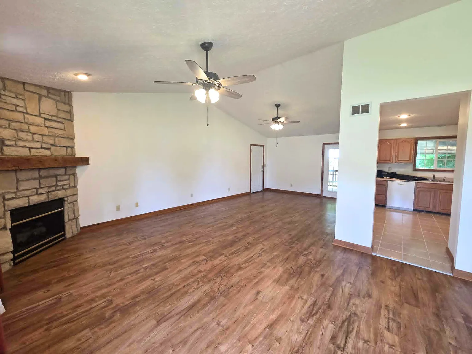 3 bed, 1288 sqft, $2,100 — Photo 4