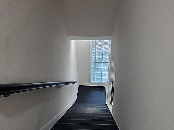 4th image of 1375 SEAVIEW