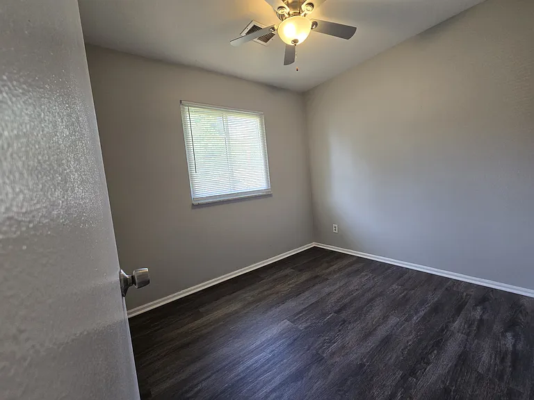 906 Silverwood Dr — Photo 5