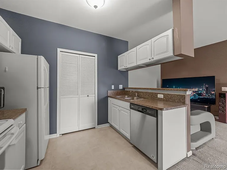7683 Ambassador Dr — Photo 13