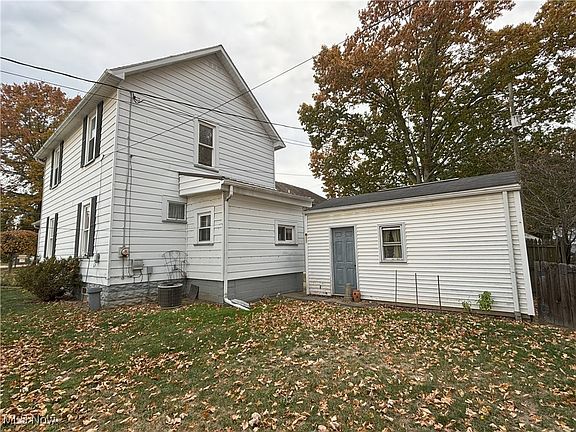 3rd image of 413 Fair Ave NE