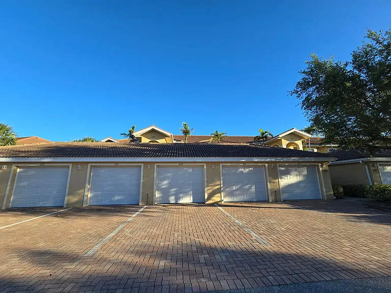 1101 Winding Pines Cir #202 — Photo 4