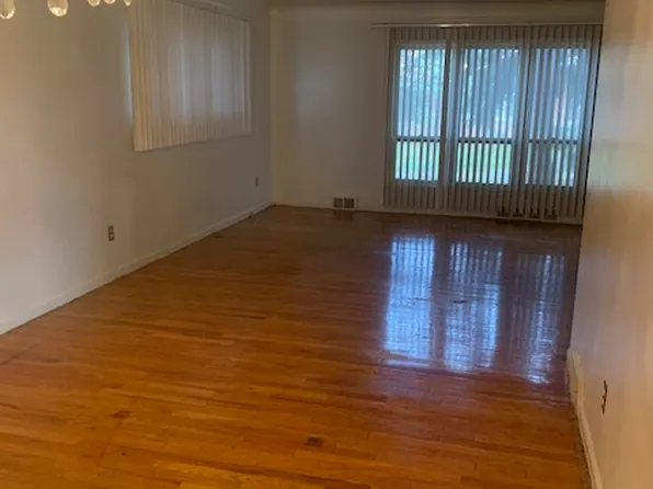 15302 Miller St, Oak Park, MI 48237