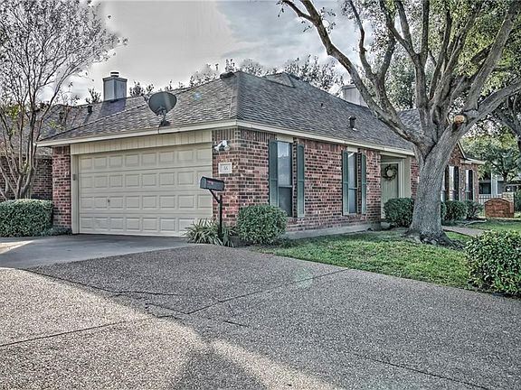 3rd image of 4022 Wood River Dr APT 6A
