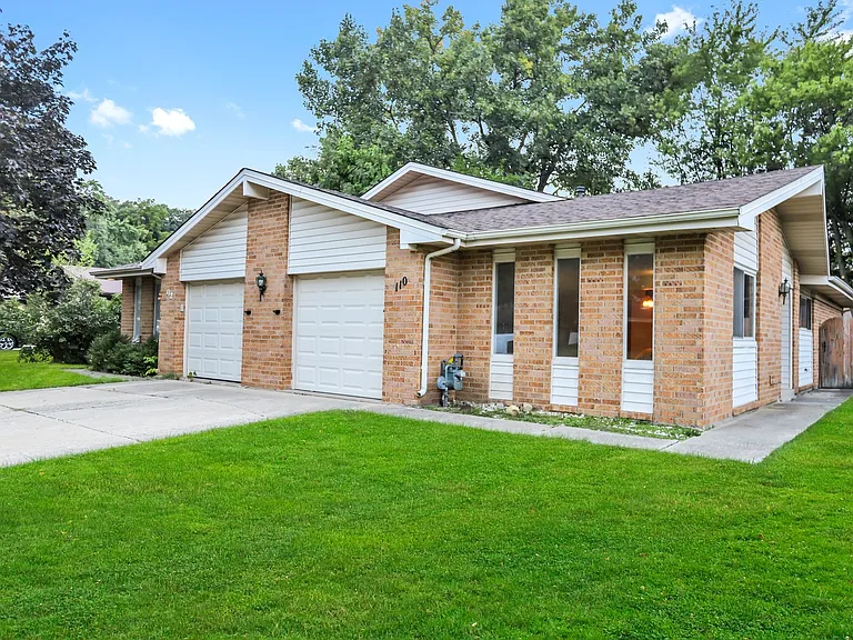 110 Beverly Ct — Photo 2