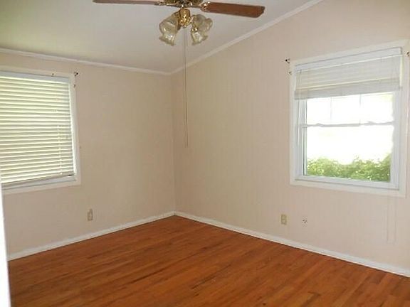4th image of 118 E Hardin St