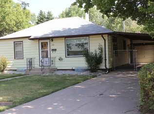 126 W 6th Ave, Holdrege, NE 68949