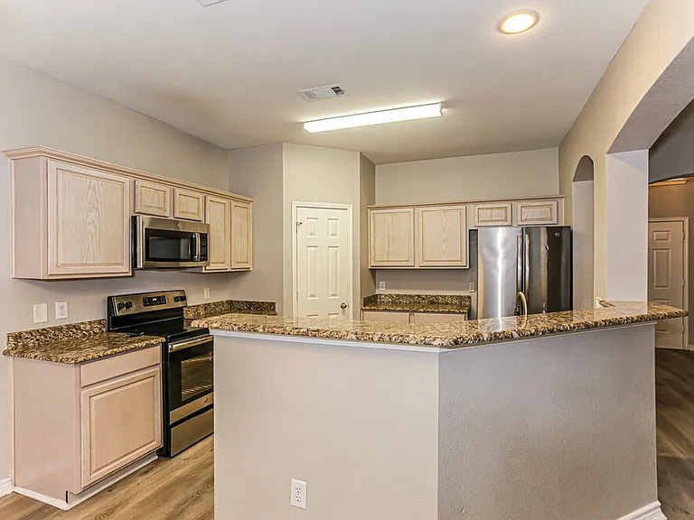 1630 Redwood Dr — Photo 10