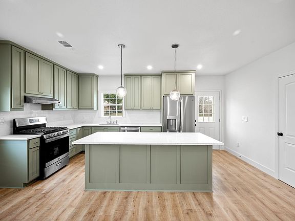 4th image of 664 E Galveston St