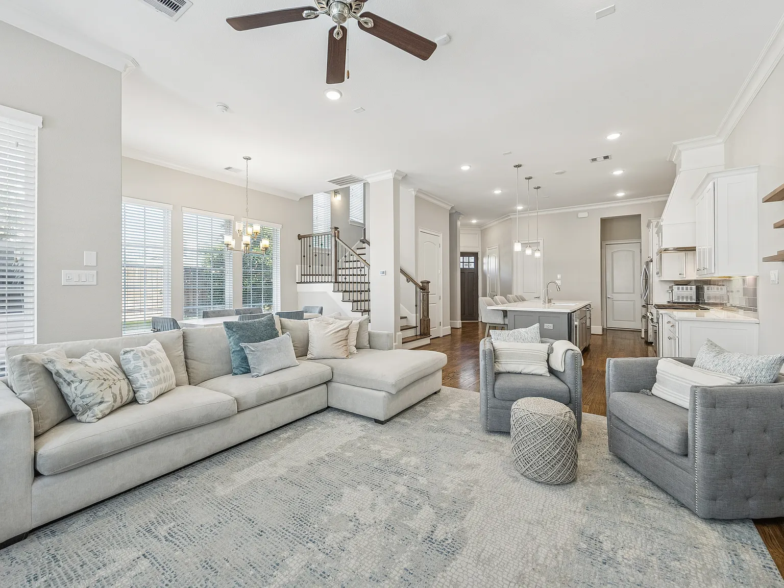 4 bed, 2934 sqft, $6,350 — Photo 3