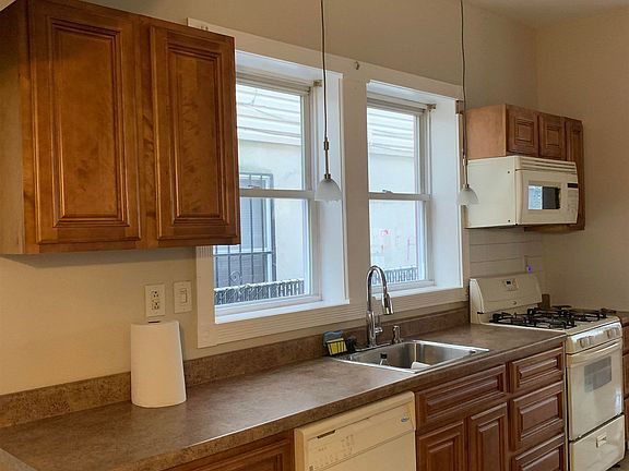 3rd image of 121 Logan Ave Floor 1