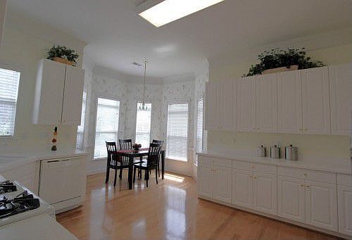 4th image of 2304 Old Towne Dr