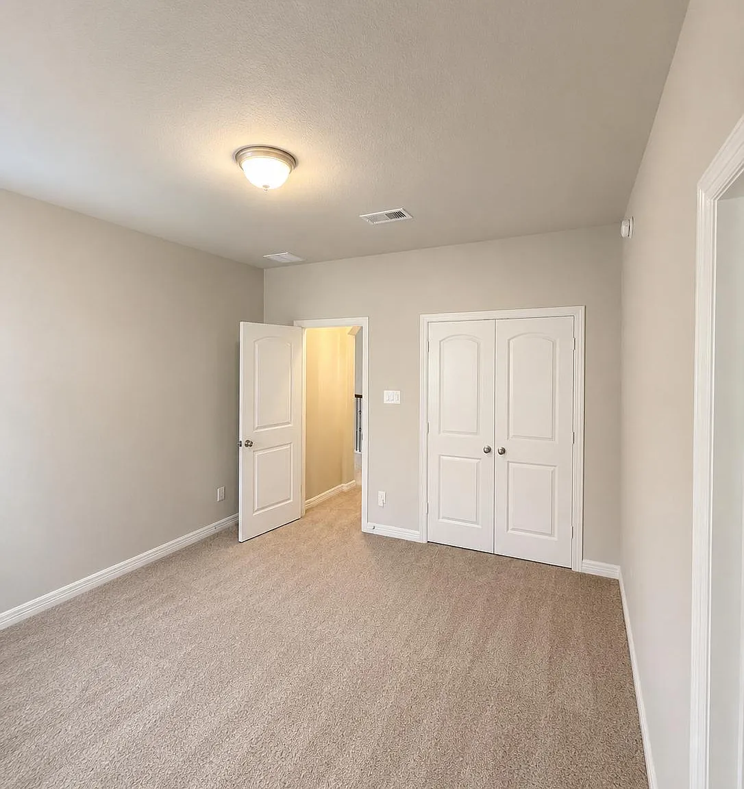 3 bed, 3.5 bath, 4122 sqft, $1,183 — Photo 1