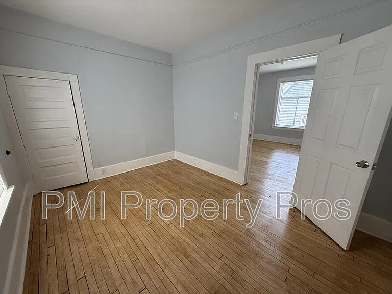 3109 W Walnut St — Photo 7