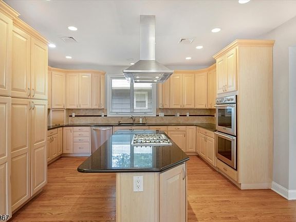 5th image of 567 Mountain Ave