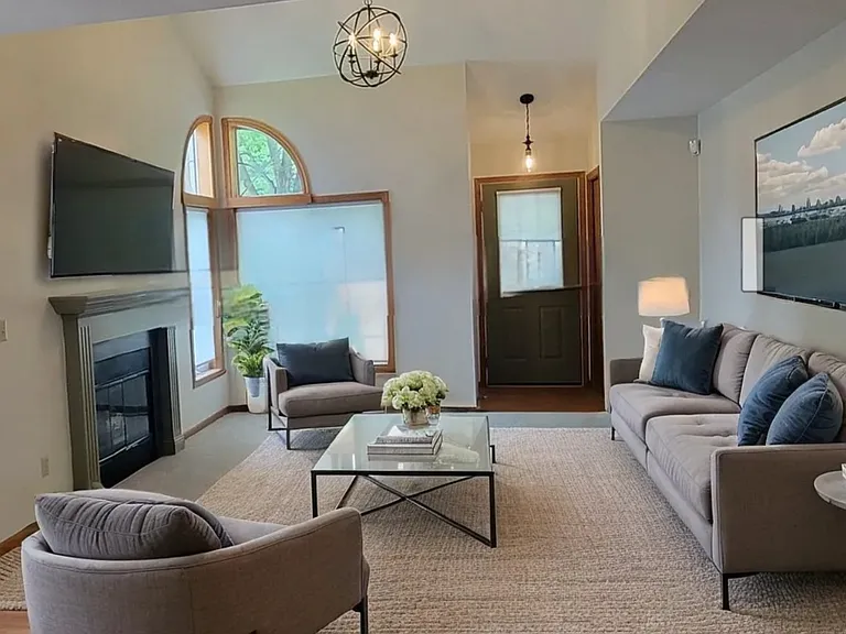 1055 S Fillmore Cir NE — Photo 5