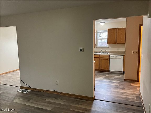 3rd image of 401 Bell St