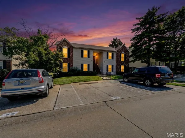 1524 Surrey Ln #D, Saint Charles, MO 63304