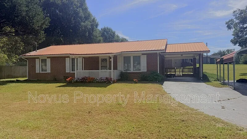 3 bed, 1.0 bath, 1260 sqft, $1,650 — Photo 2