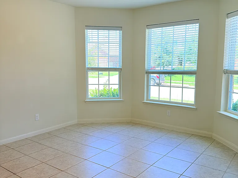 433 Winchester Dr — Photo 4