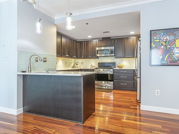 3rd image of 727 Jefferson St APT 2