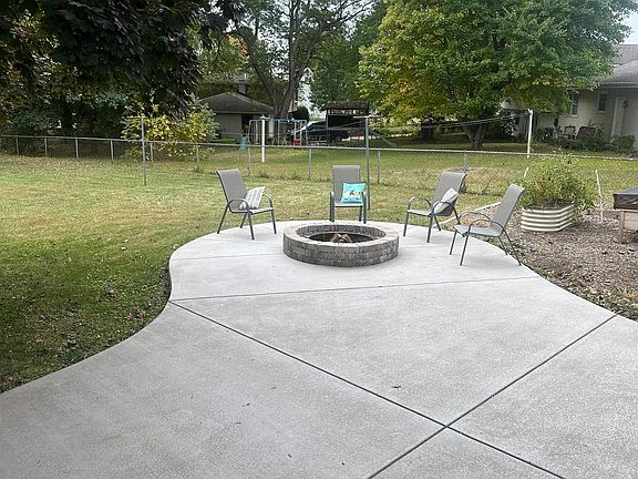 4th image of 2200 Oak Dr