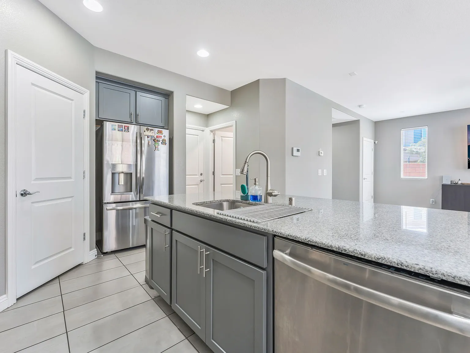 3 bed, 2071 sqft, $2,750 — Photo 2