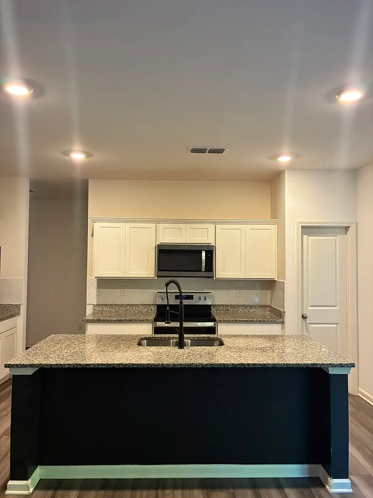 4 bed, 2.5 bath, 2095 sqft, $2,400 — Photo 3