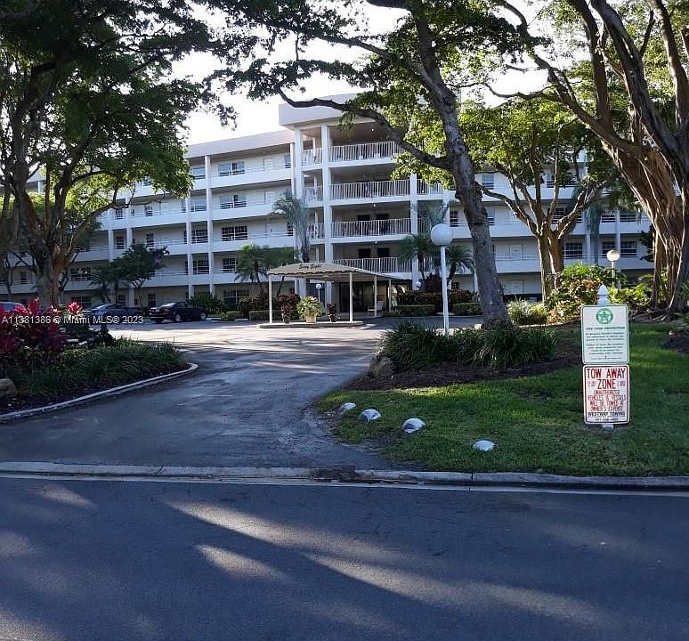 1st image of 545 Oaks Ln APT 306