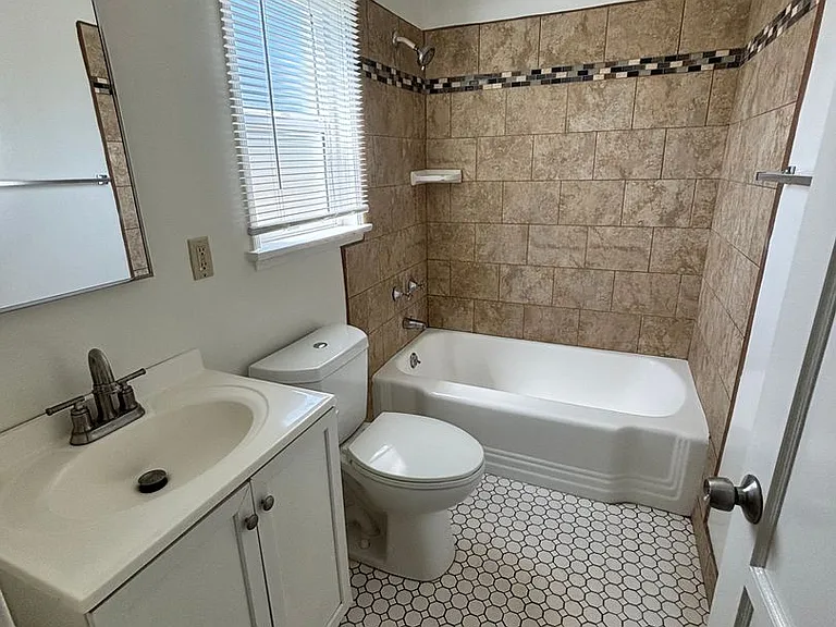 1000-1050 E San Antonio Dr — Photo 15