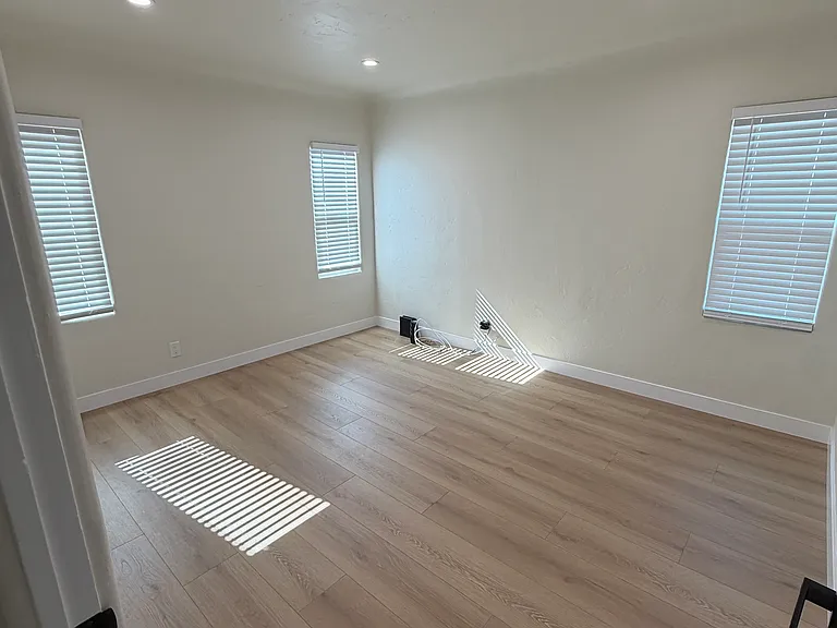 1090 E Verdugo Ave — Photo 17