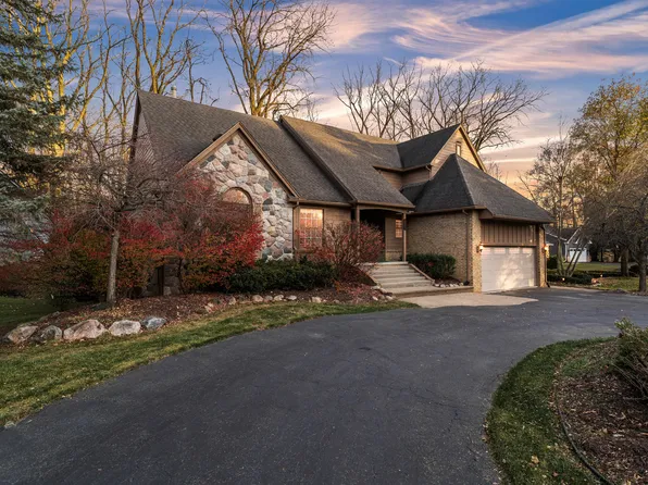 6057 Beachwood Dr, West Bloomfield, MI 48324