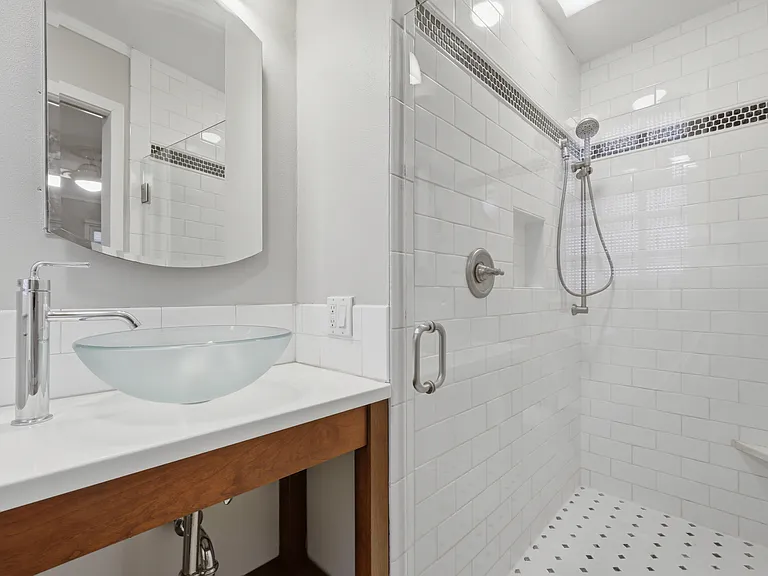 4536 N Larkin St — Photo 12