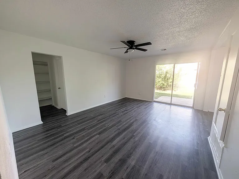 407 Lotus Ave — Photo 2