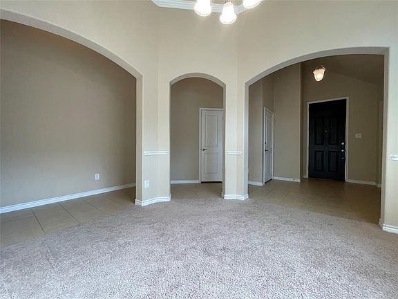 Unfurnished room featuring light tile patterned floors