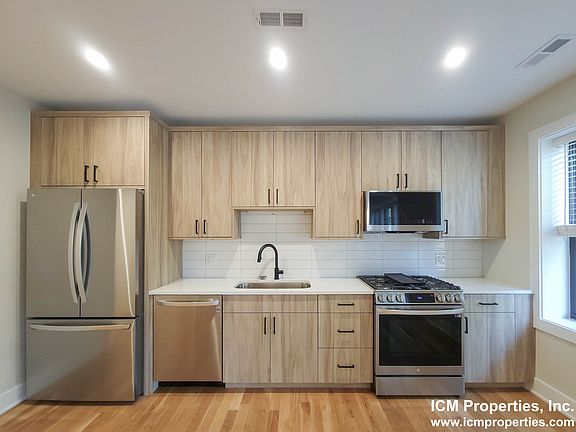 2nd image of 2017 W Ainslie St APT 1