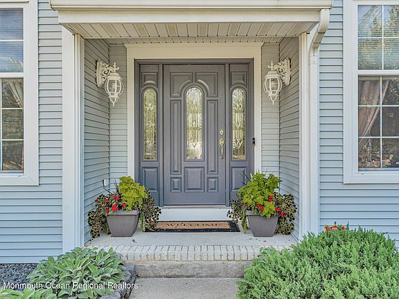 2nd image of 10 Crown Cir