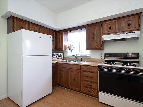 2nd image of 419 15th St