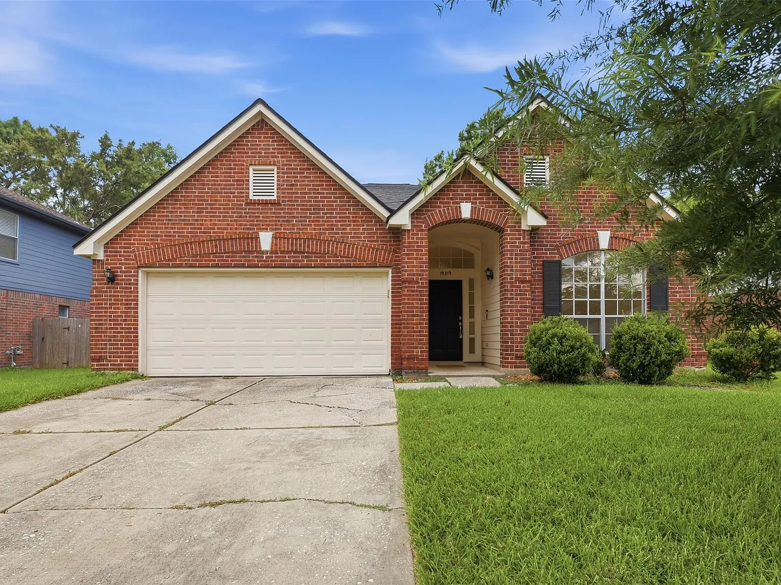 3 bed, 2.5 bath, 1976 sqft, $2,200 — Photo 2