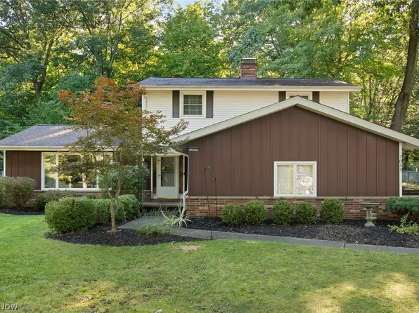 7033 Shaner Dr, Walton Hills, OH 44146