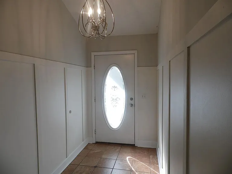 147 Royal Dr — Photo 3