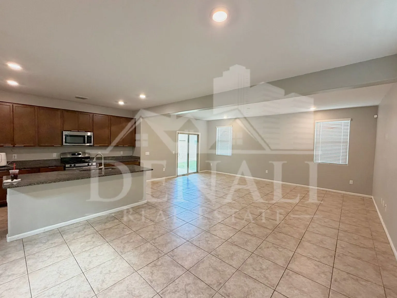 4 bed, 2.5 bath, 2208 sqft, $1,995 — Photo 4