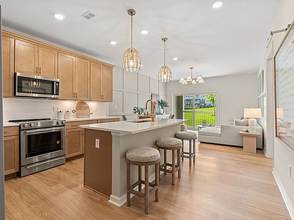 5th image of 5 Peters Farm Way #212