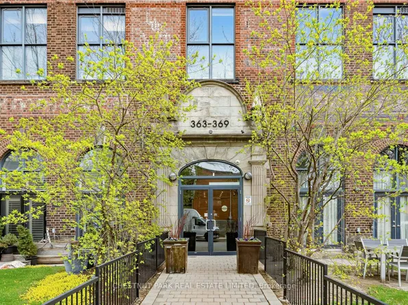 363 Sorauren Ave #301, Toronto, ON M6R 3C1