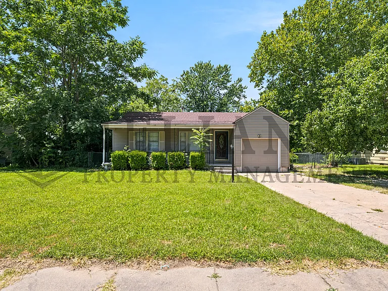 2917 S Walnut St — Photo 2
