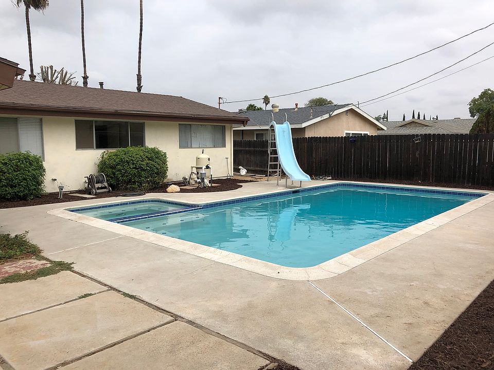 Sparkling Pool, Spa & Slide!