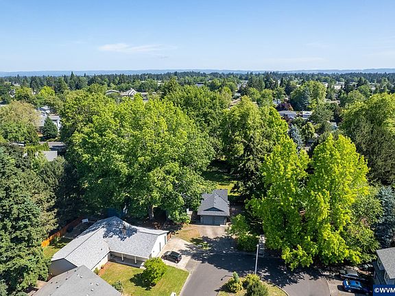 3rd image of 2725 SE Hollyhock Ct