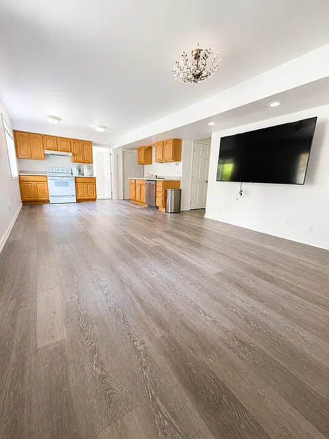 2 bed, 975 sqft, $2,700 — Photo 2