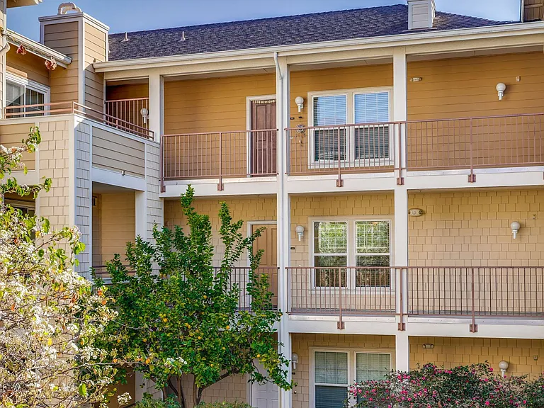 Encinal Place Apartments — Photo 21